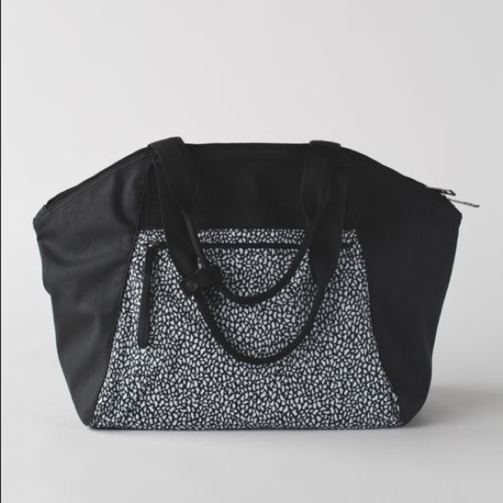 Lululemon Free To Be Bag | Black & White